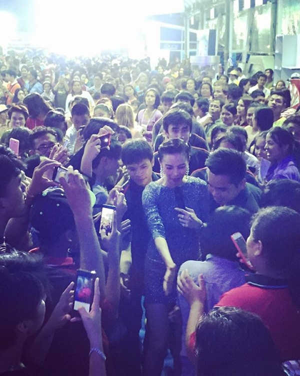 #ทีมคริส มาวิน ! คริส หอวัง ซ้อนพี่วินฝ่ารถติดไปงาน ท่านั่งสตรองแรง