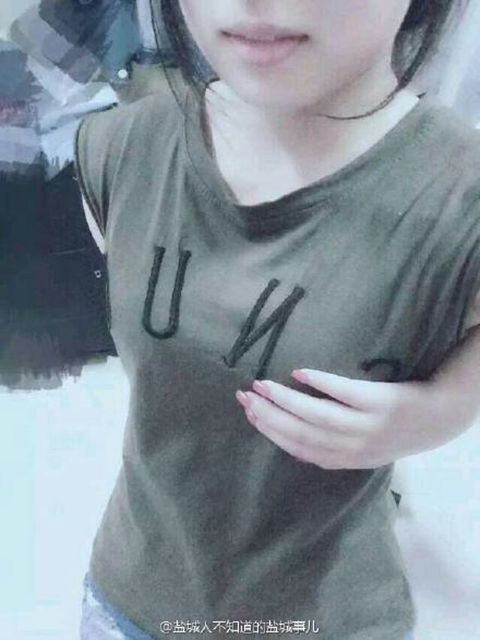 สาวจีนผุดเทรนด์อวดหุ่นดี มืออ้อมหลังจับเต้าตัวเอง !