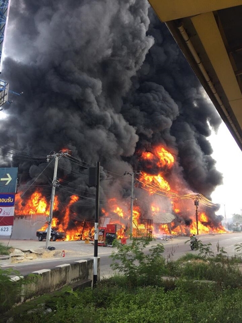 ไฟไหม้ร้านขายยางแยกกำนันแม้น เพลิงโหมกระหน่ำ เจ้าหน้าที่เร่งควบคุม