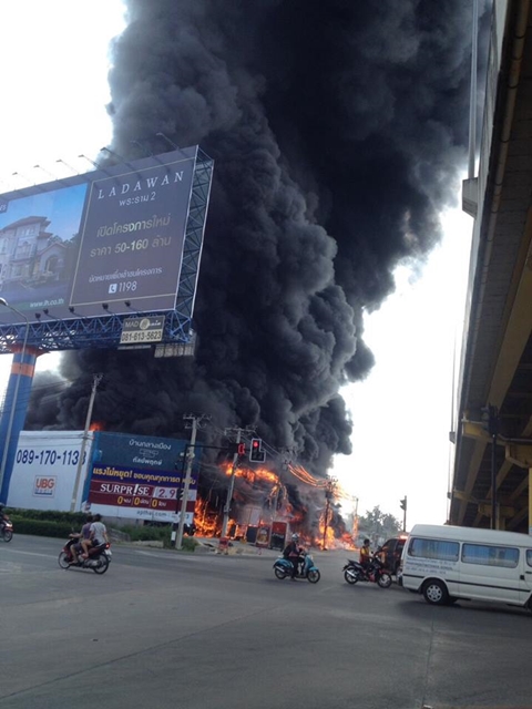 ไฟไหม้ร้านขายยางแยกกำนันแม้น เพลิงโหมกระหน่ำ เจ้าหน้าที่เร่งควบคุม
