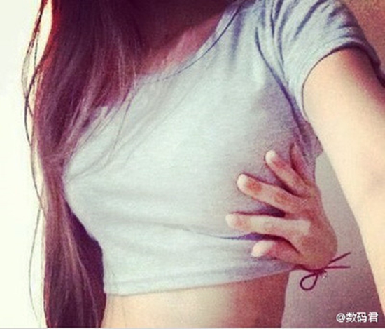 สาวจีนผุดเทรนด์อวดหุ่นดี มืออ้อมหลังจับเต้าตัวเอง !