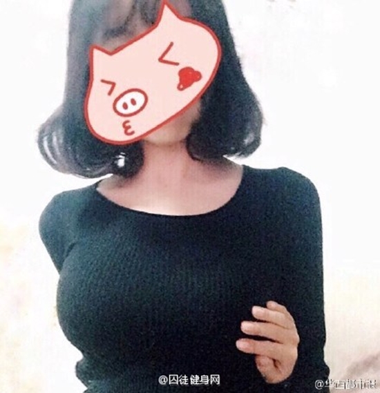 สาวจีนผุดเทรนด์อวดหุ่นดี มืออ้อมหลังจับเต้าตัวเอง !