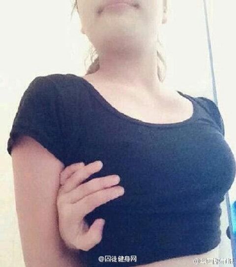 สาวจีนผุดเทรนด์อวดหุ่นดี มืออ้อมหลังจับเต้าตัวเอง !