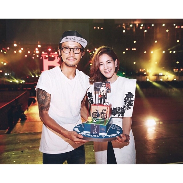 ตูน บอดี้สแลม ปลื้ม ก้อย รัชวิน ยกเค้กเซอร์ไพรส์วันเกิด ถึงเวทีคอนเสิร์ต