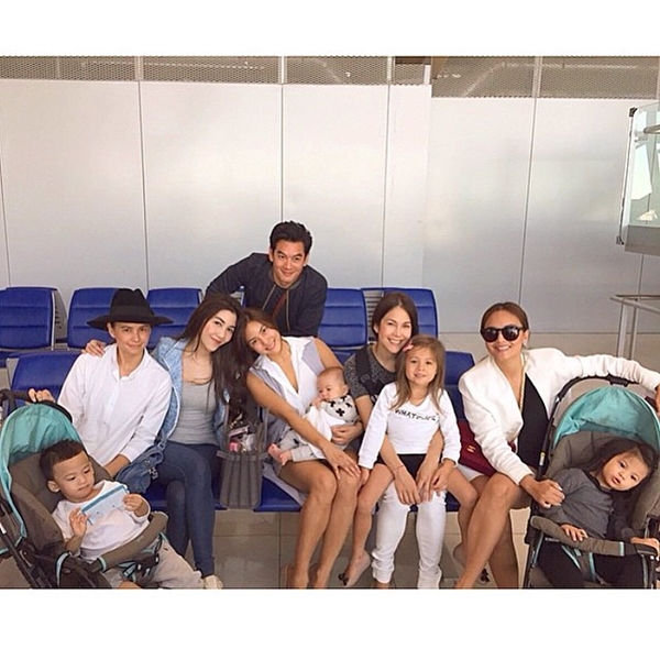 แก๊งนางฟ้า ลัดฟ้าเที่ยวฮ่องกงครั้งใหญ่ ลูกมากันพร้อมหน้า แฮปปี้สุด ๆ