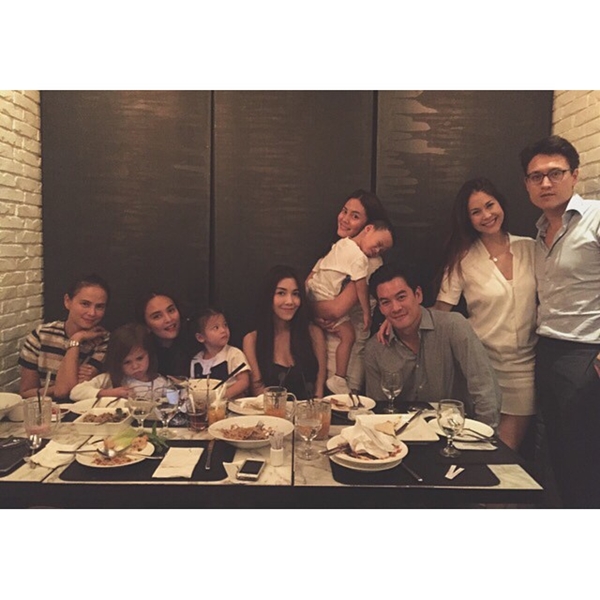 แก๊งนางฟ้า ลัดฟ้าเที่ยวฮ่องกงครั้งใหญ่ ลูกมากันพร้อมหน้า แฮปปี้สุด ๆ