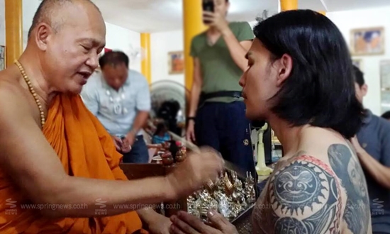 แทค ภรัณยู สักยันต์เสริมดวงกับ พระอาจารย์แดง