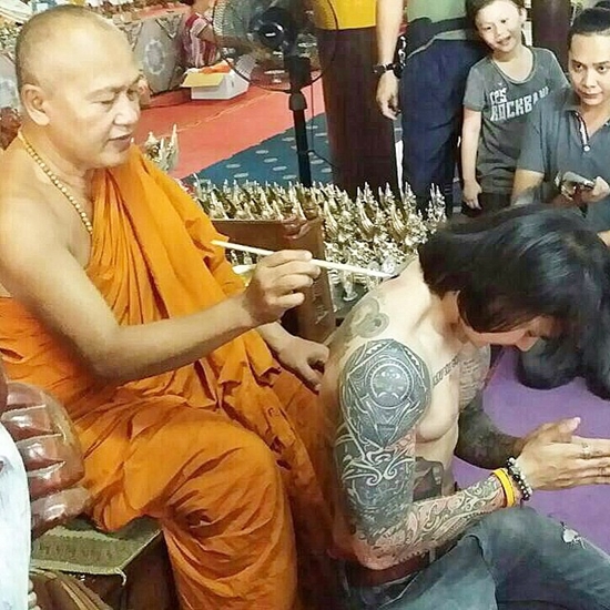 แทค ภรัณยู สักยันต์เสริมดวงกับ พระอาจารย์แดง