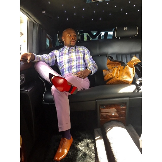 ฟลอยด์ เมย์เวทเธอร์ สั่งรถสปอร์ตหรูมาขับเล่น