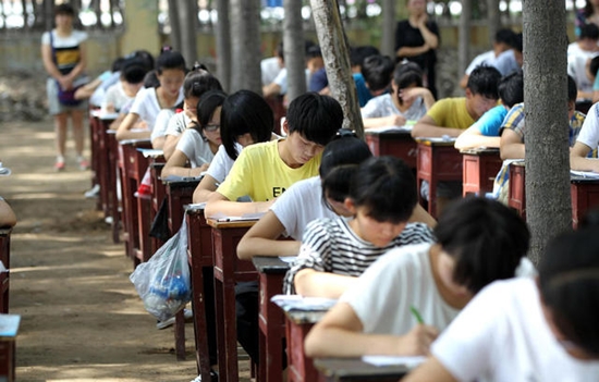 โรงเรียนจีนเปิดป่าทำห้องสอบใหญ่ยักษ์