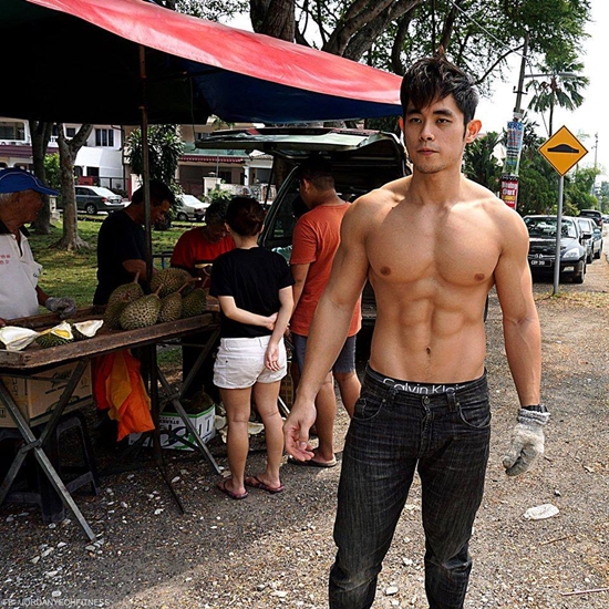 พ่อค้าทุเรียนสุดล่ำ ถอดเสื้อโชว์ซิกแพคฉีกทุเรียน