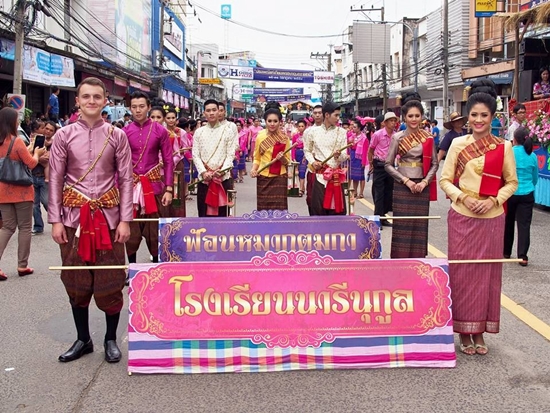 งานแห่เทียนพรรษา อุบลฯ คึกคัก แนท อนิพรณ์ ร่วมเดินขบวนด้วย