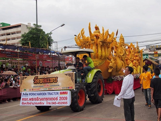 งานแห่เทียนพรรษา อุบลฯ คึกคัก แนท อนิพรณ์ ร่วมเดินขบวนด้วย