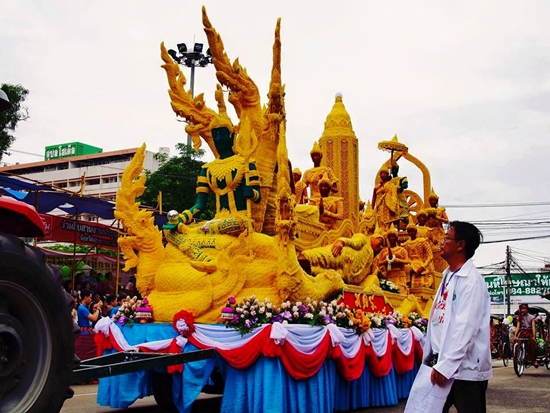 งานแห่เทียนพรรษา อุบลฯ คึกคัก แนท อนิพรณ์ ร่วมเดินขบวนด้วย