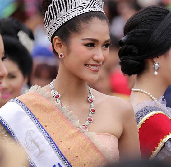 งานแห่เทียนพรรษา อุบลฯ คึกคัก แนท อนิพรณ์ ร่วมเดินขบวนด้วย
