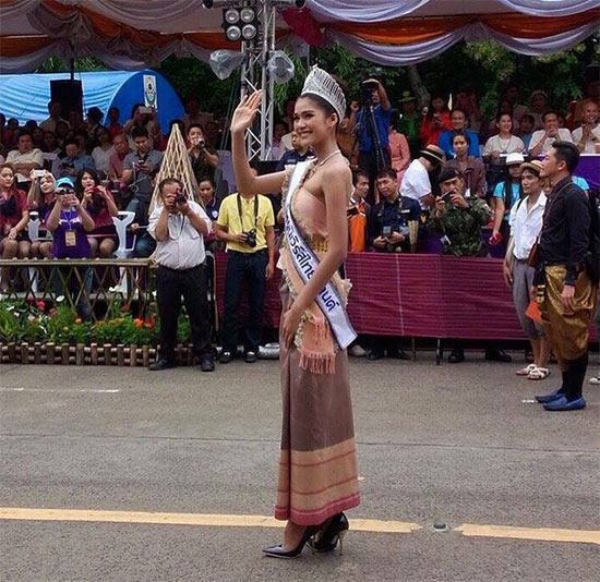 งานแห่เทียนพรรษา อุบลฯ คึกคัก แนท อนิพรณ์ ร่วมเดินขบวนด้วย
