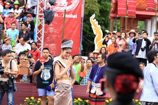 งานแห่เทียนพรรษา อุบลฯ คึกคัก แนท อนิพรณ์ ร่วมเดินขบวนด้วย
