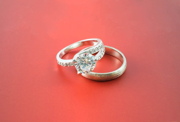 12 แหวนแต่งงานคู่ สื่อรักสัมผัสถึงหัวใจ