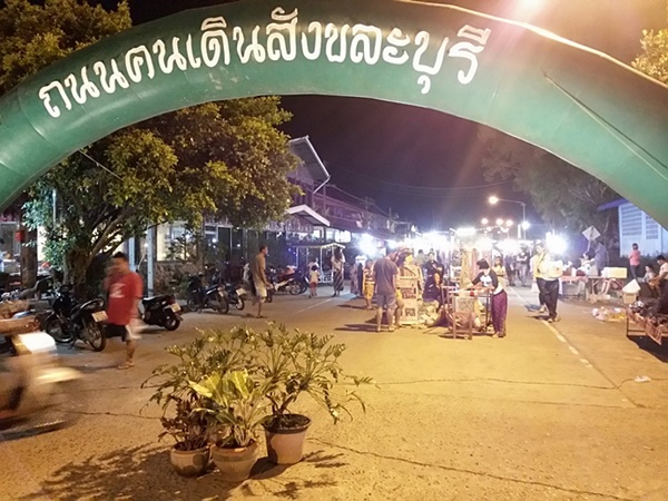ชวนเที่ยวชม ช้อป ชิม ที่ถนนคนเดินสังขละบุรี