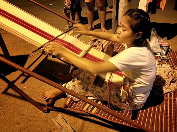 ชวนเที่ยวชม ช้อป ชิม ที่ถนนคนเดินสังขละบุรี
