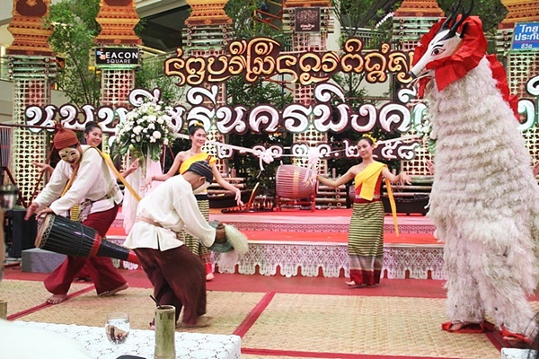 แอ่วตลาด กาดหมั้ว
