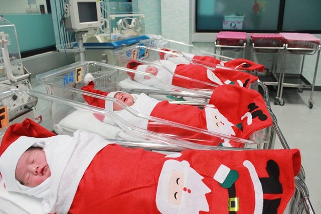 สวมชุดซานต้าให้ทารกแรกเกิด