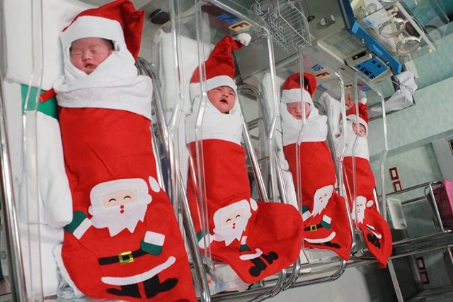 สวมชุดซานต้าให้ทารกแรกเกิด