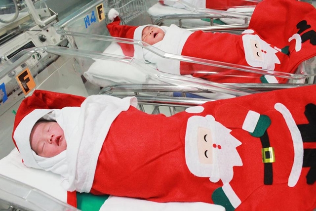 สวมชุดซานต้าให้ทารกแรกเกิด