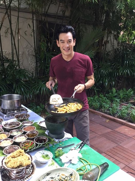 ชาคริต แย้มนาม