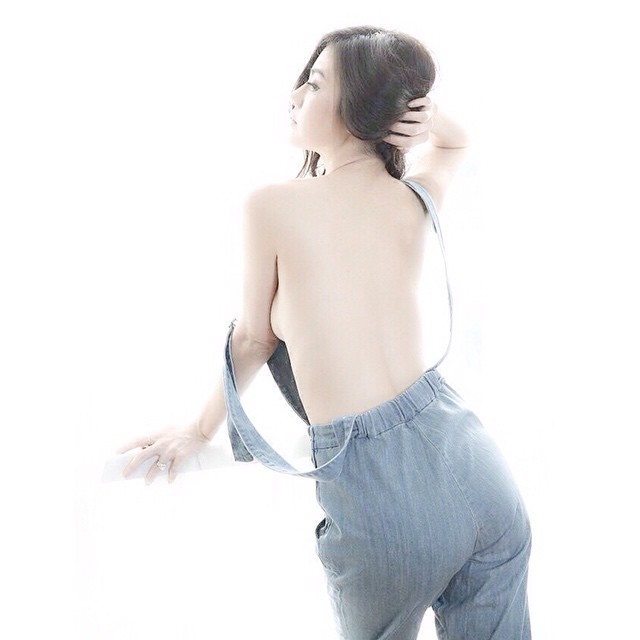 เชอรี่ สามโคก ถ่ายแบบสวมชุดเอี๊ยมเปลือยอก  