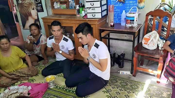คู่รักชายรักชาย สู่ขอด้วยเงินหมื่นกับทอง 50 สตางค์