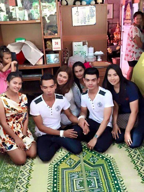 คู่รักชายรักชาย สู่ขอด้วยเงินหมื่นกับทอง 50 สตางค์