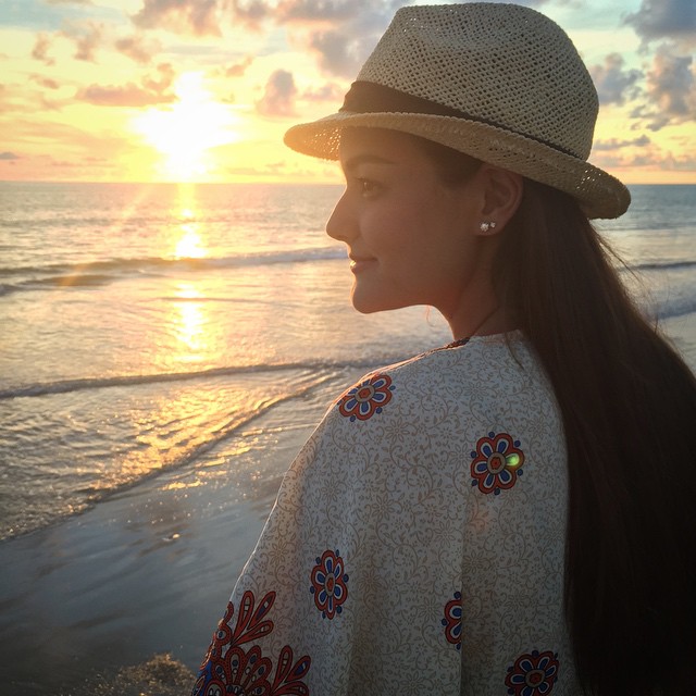 น้ำตาลเรียกพี่ นาตาลี เดวิส เผยภาพหวาน จับมือแฟนหนุ่มลุยทะเล