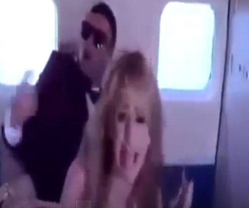 ปารีส ฮิลตัน กรี๊ดสุดชีวิต เจอรายการทีวีอำมุกเครื่องบินตก 