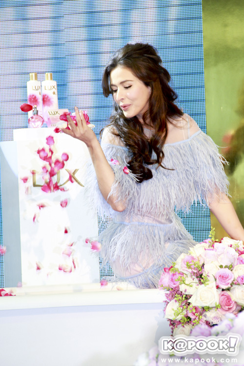 ลูกเกด ใหม่ ดาวิกา นำทีมซุปตาร์ตัวแม่ เดินแบบประชันความงาม