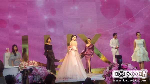 ลูกเกด ใหม่ ดาวิกา นำทีมซุปตาร์ตัวแม่ เดินแบบประชันความงาม