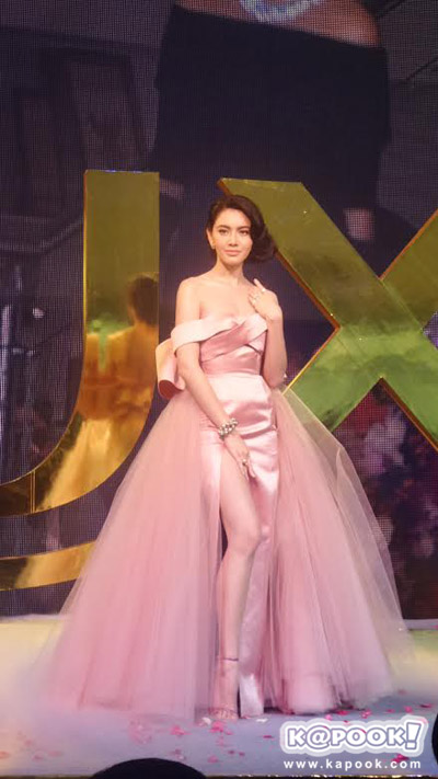 ลูกเกด ใหม่ ดาวิกา นำทีมซุปตาร์ตัวแม่ เดินแบบประชันความงาม