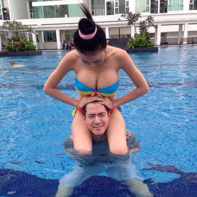 เอมมี่ สวมชุดบิกินี่โชว์อกบึ้ม ขี่คอ ฮาเวิร์ด ว่าแต่หนักมั้ยเอ่ย ?