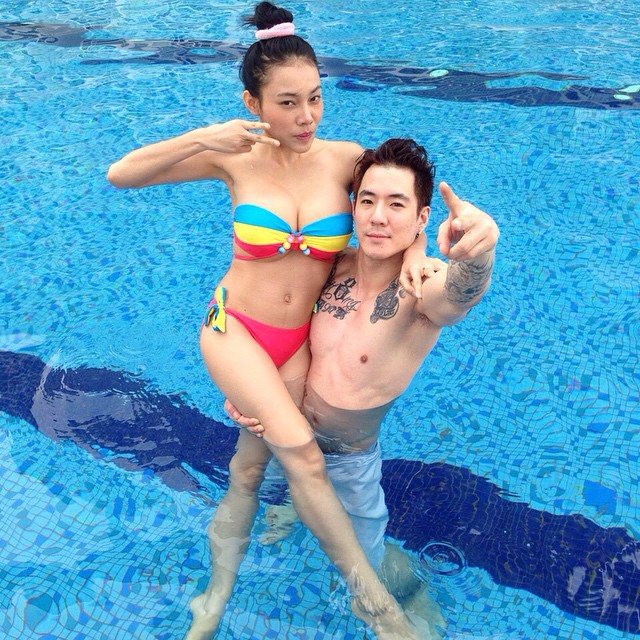 เอมมี่ สวมชุดบิกินี่โชว์อกบึ้ม ขี่คอ ฮาเวิร์ด ว่าแต่หนักมั้ยเอ่ย ?