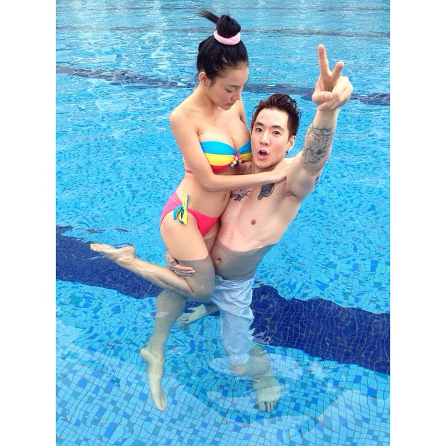 เอมมี่ สวมชุดบิกินี่โชว์อกบึ้ม ขี่คอ ฮาเวิร์ด ว่าแต่หนักมั้ยเอ่ย ?