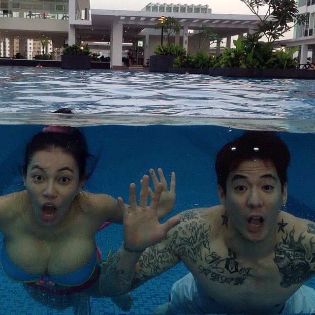 เอมมี่ สวมชุดบิกินี่โชว์อกบึ้ม ขี่คอ ฮาเวิร์ด ว่าแต่หนักมั้ยเอ่ย ?