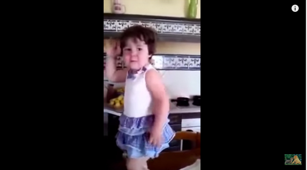 หนูน้อยคนนี้กำลังร้องไห้งอแง