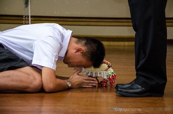 งานต้อนรับผู้อำนวยการโรงเรียนดัง ทำไมต้องกราบเท้า