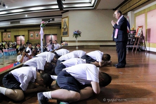 งานต้อนรับผู้อำนวยการโรงเรียนดัง ทำไมต้องกราบเท้า