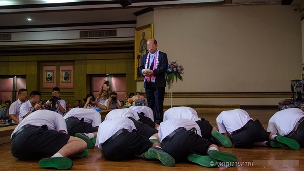 งานต้อนรับผู้อำนวยการโรงเรียนดัง ทำไมต้องกราบเท้า