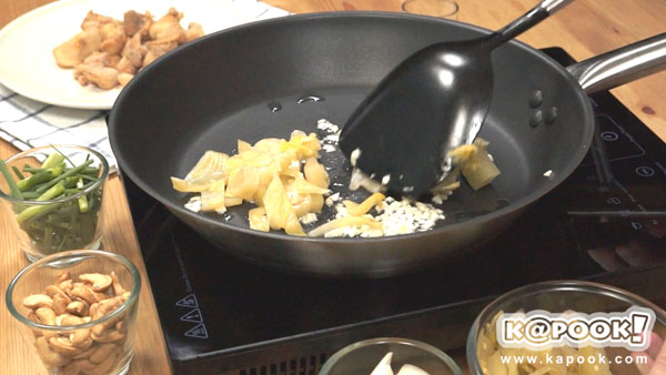 ไก่ผัดเม็ดมะม่วงหิมพานต์