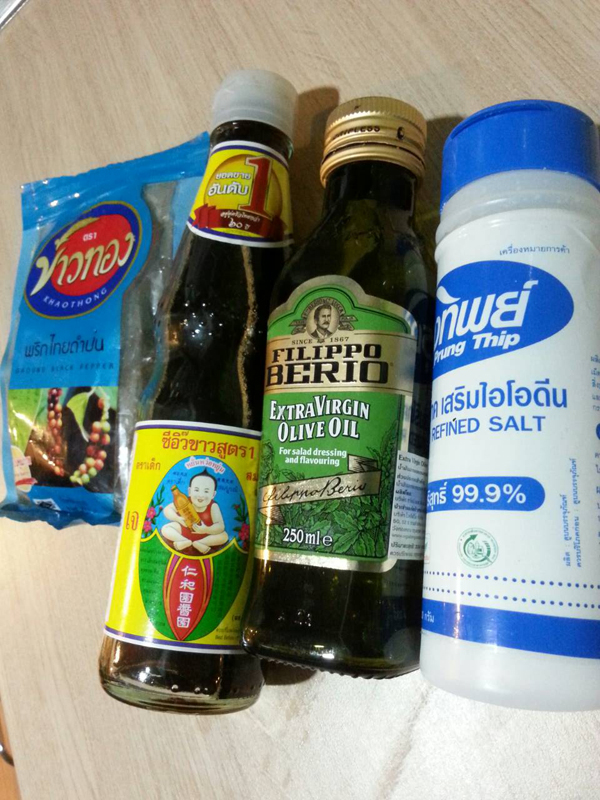 สปาเกตตีผัดเบคอนและไส้กรอก