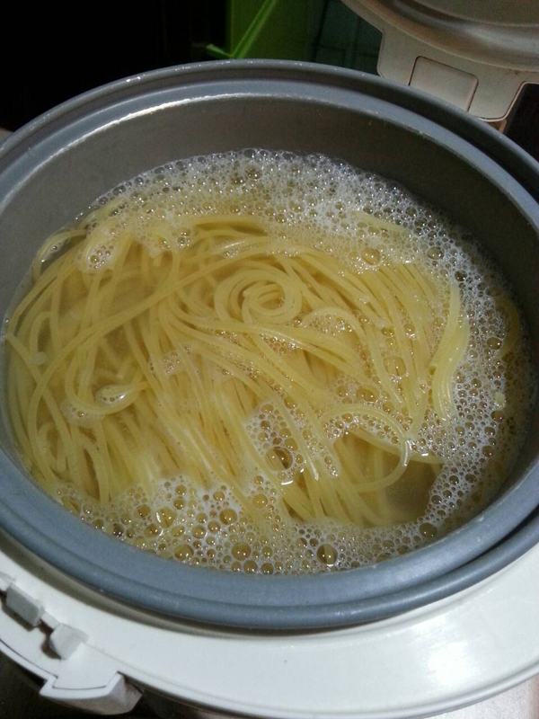 สปาเกตตีผัดเบคอนและไส้กรอก