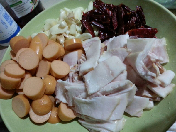 สปาเกตตีผัดเบคอนและไส้กรอก