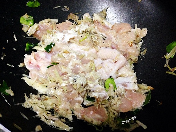 สปาเกตตีโฮลวีทซอสต้มข่าไก่